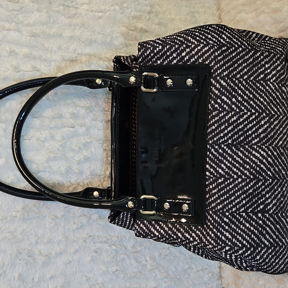 KATE SPADE BLACK PATENT LEATHER BLACK AND WHITE CHEVRON NYLON TOTE